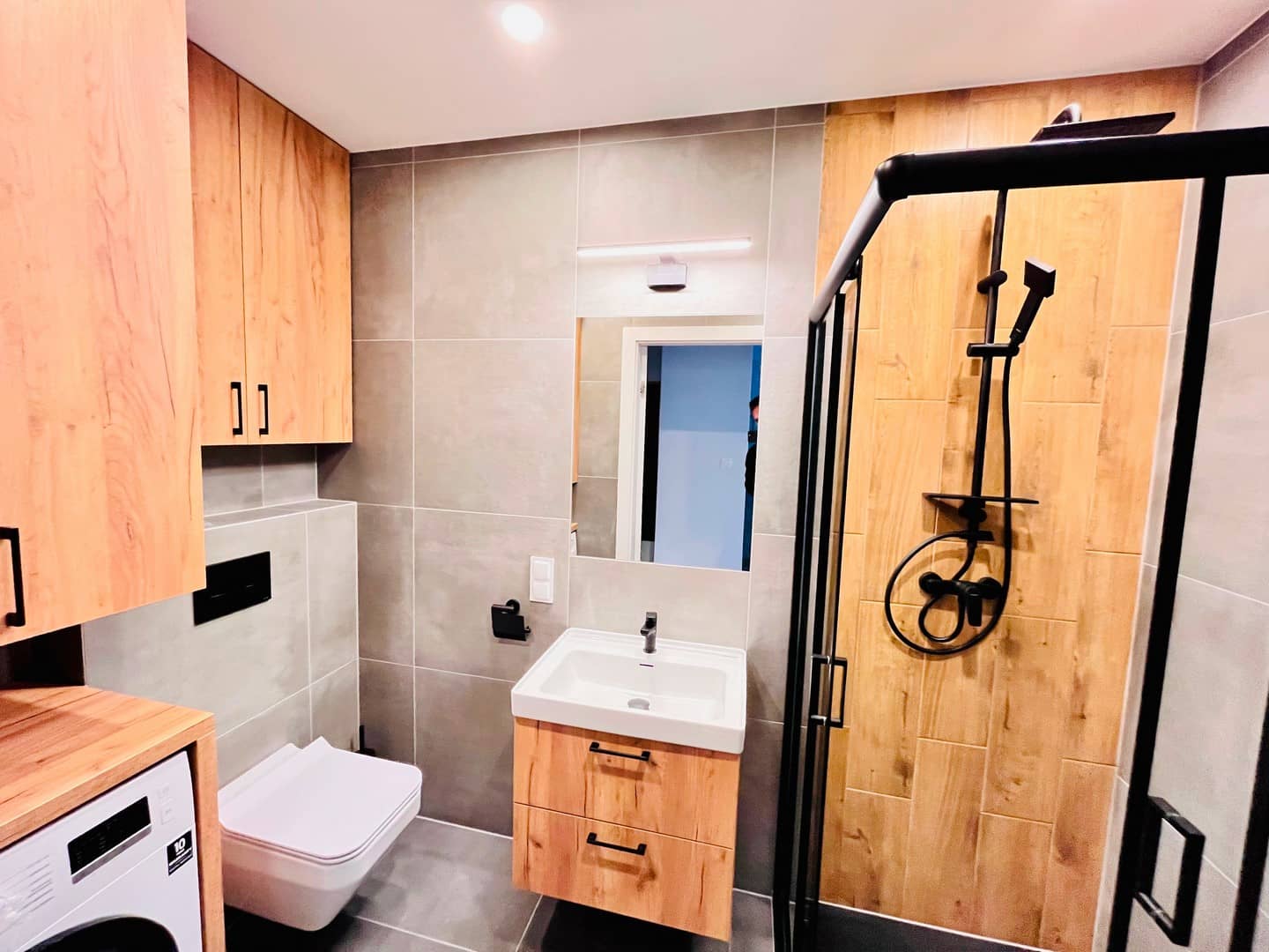łazienka - szarość połączona z drewnem